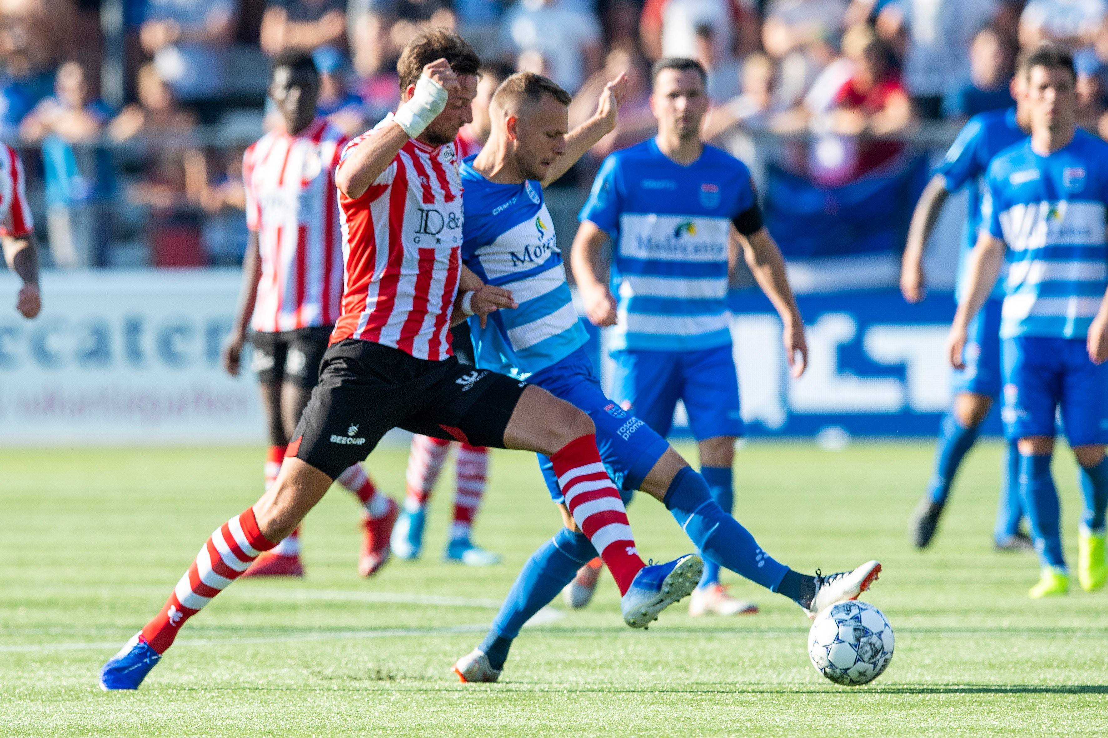 中后卫在防 中后卫在防