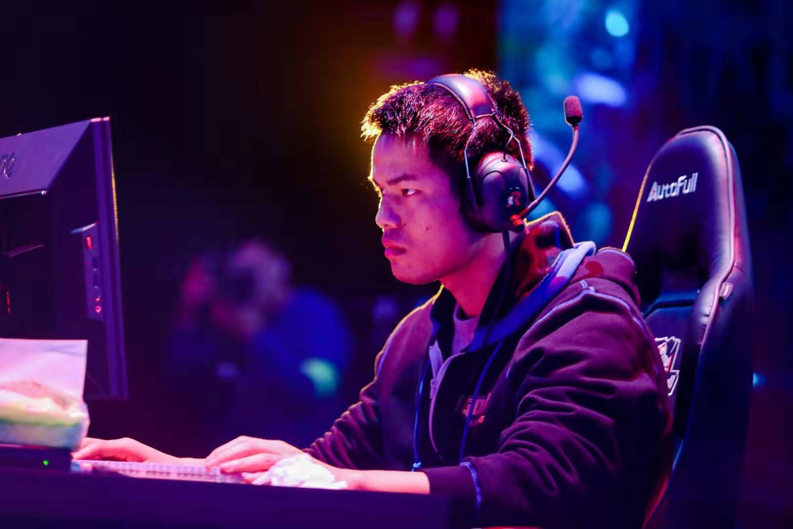 中后卫在防 中后卫在防